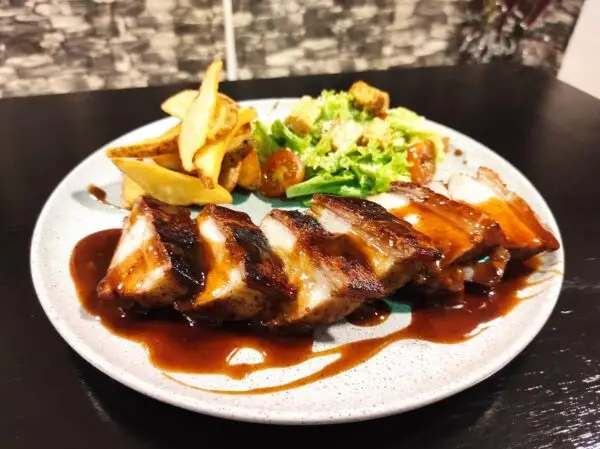 Lomo de Cerdo en Salsa BBQ con Toque de Naranja 🍊